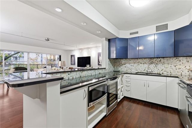 310 W 49th Street 403, Kansas City, MO 64112