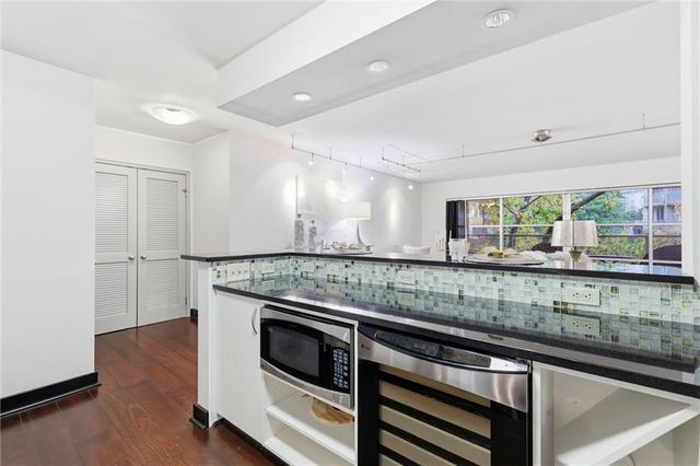 310 W 49th Street 403, Kansas City, MO 64112