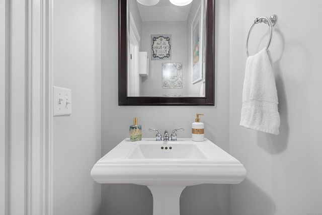 19 Thermos Avenue 7, Norwich, CT 06360