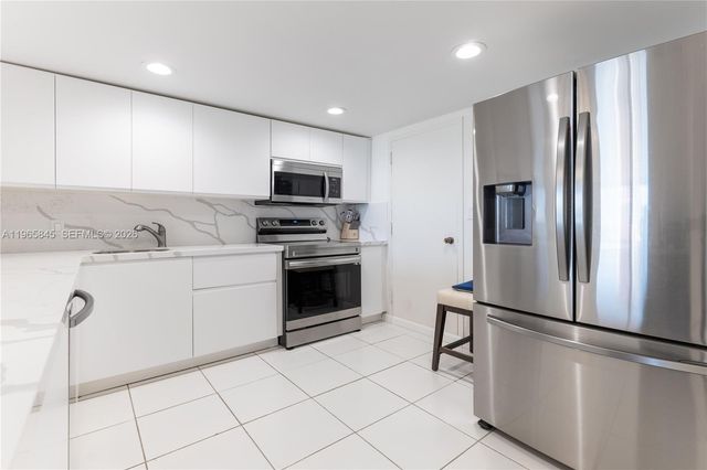 427 Golden Isles Dr 16F, Hallandale Beach, FL 33009