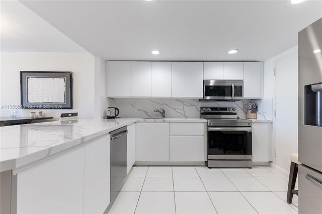 427 Golden Isles Dr 16F, Hallandale Beach, FL 33009