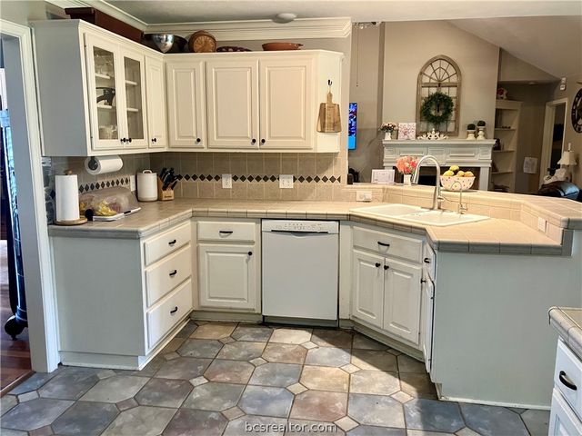 5660 Falling Water, Bryan, TX 77808