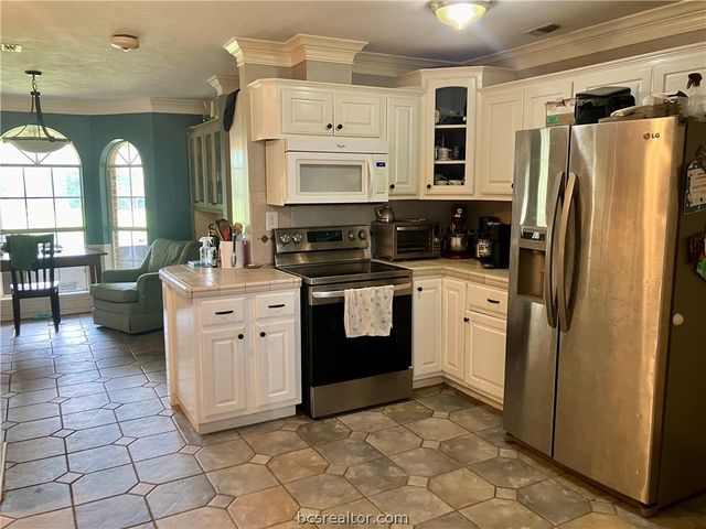 5660 Falling Water, Bryan, TX 77808