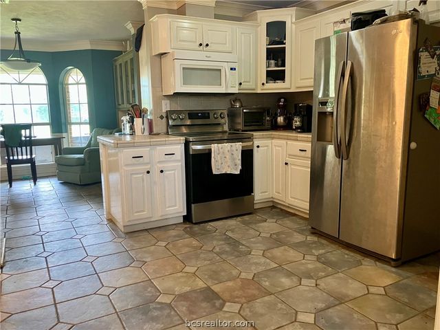 5660 Falling Water, Bryan, TX 77808