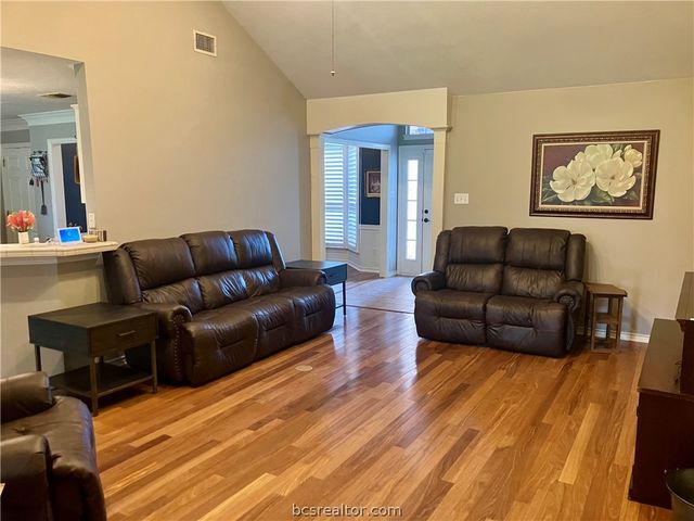 5660 Falling Water, Bryan, TX 77808