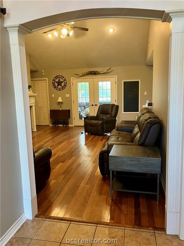 5660 Falling Water, Bryan, TX 77808