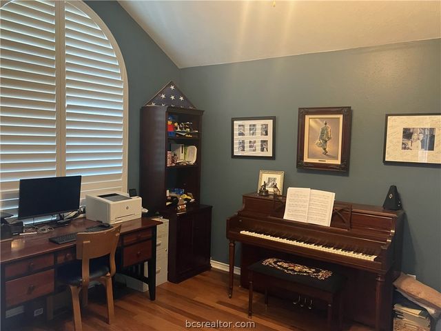 5660 Falling Water, Bryan, TX 77808