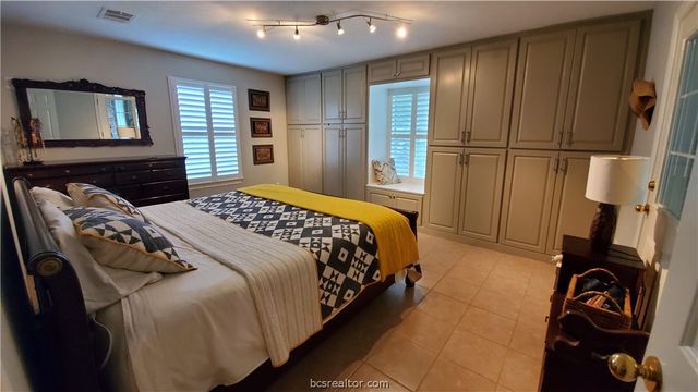 5660 Falling Water, Bryan, TX 77808