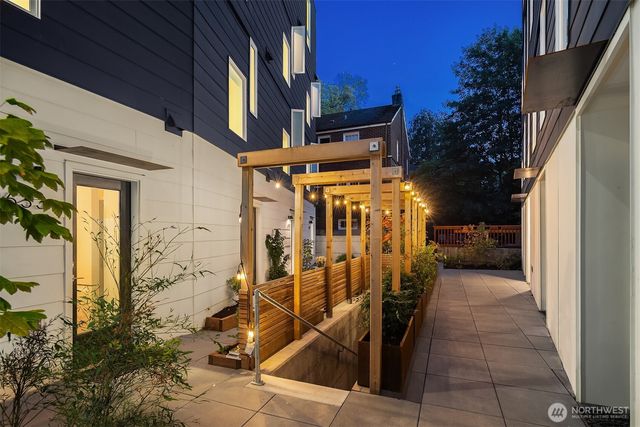 627 13th Avenue E, Seattle, WA 98102