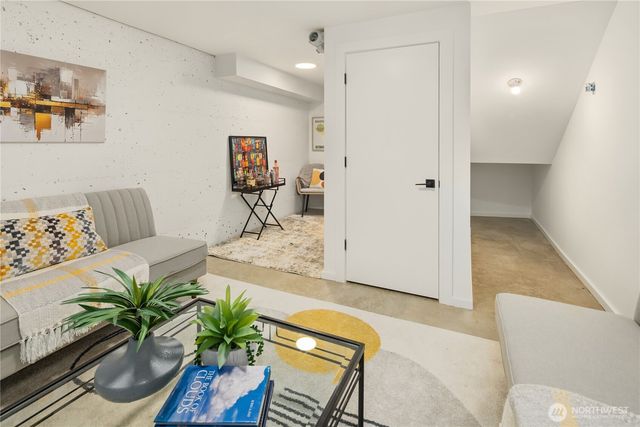 627 13th Avenue E, Seattle, WA 98102
