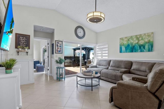 17816 SW 10th Ln, Pembroke Pines, FL 33029