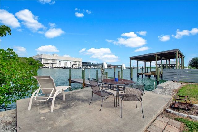 101 Pago Pago DR E, Naples, FL 34113