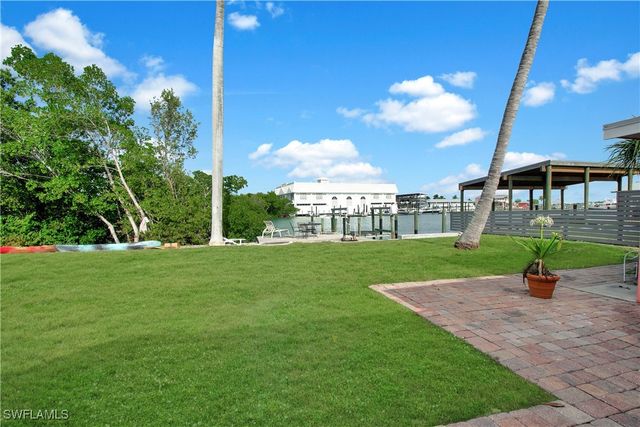 101 Pago Pago DR E, Naples, FL 34113