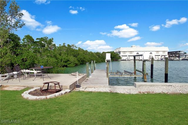 101 Pago Pago DR E, Naples, FL 34113