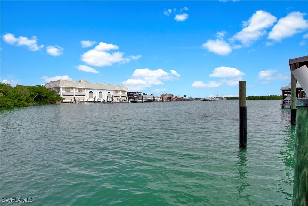 101 Pago Pago DR E, Naples, FL 34113