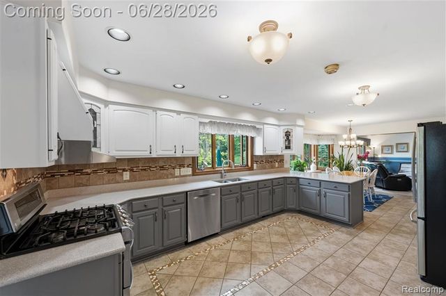 125 Olde Franklin Drive, Howell, MI 48855