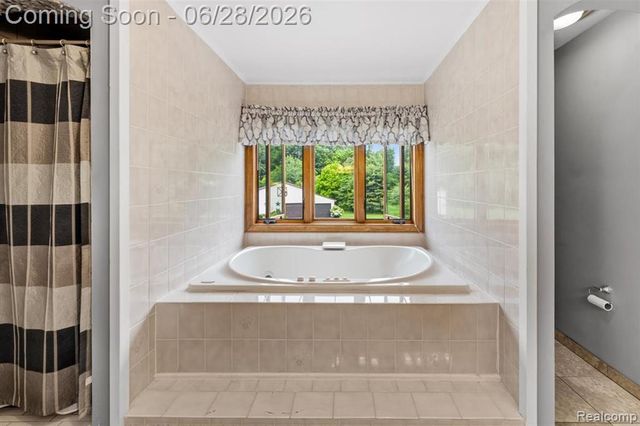 125 Olde Franklin Drive, Howell, MI 48855