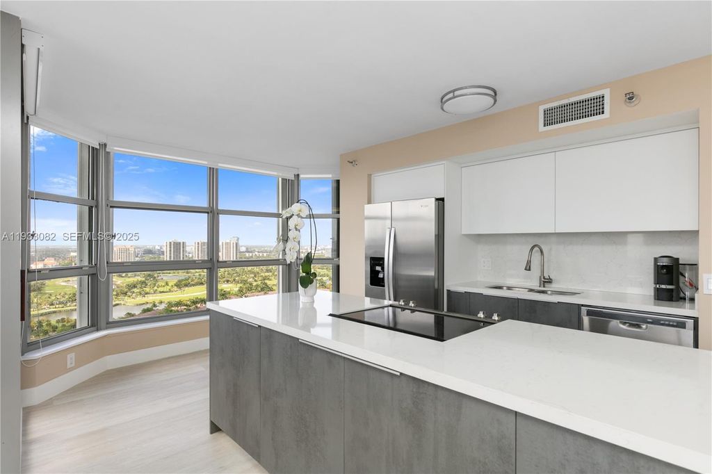 Image 10 of property listing at 3500 Mystic Pointe Dr 2603, Aventura, FL 33180