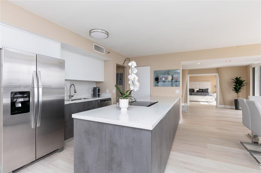 Image 17 of property listing at 3500 Mystic Pointe Dr 2603, Aventura, FL 33180