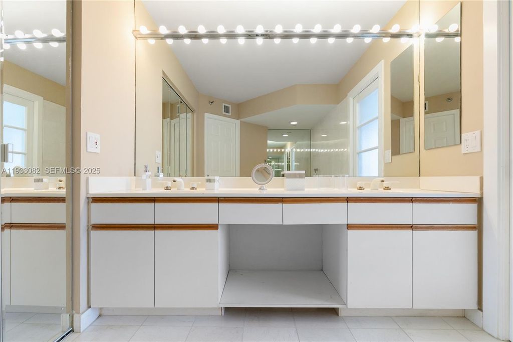 Image 23 of property listing at 3500 Mystic Pointe Dr 2603, Aventura, FL 33180