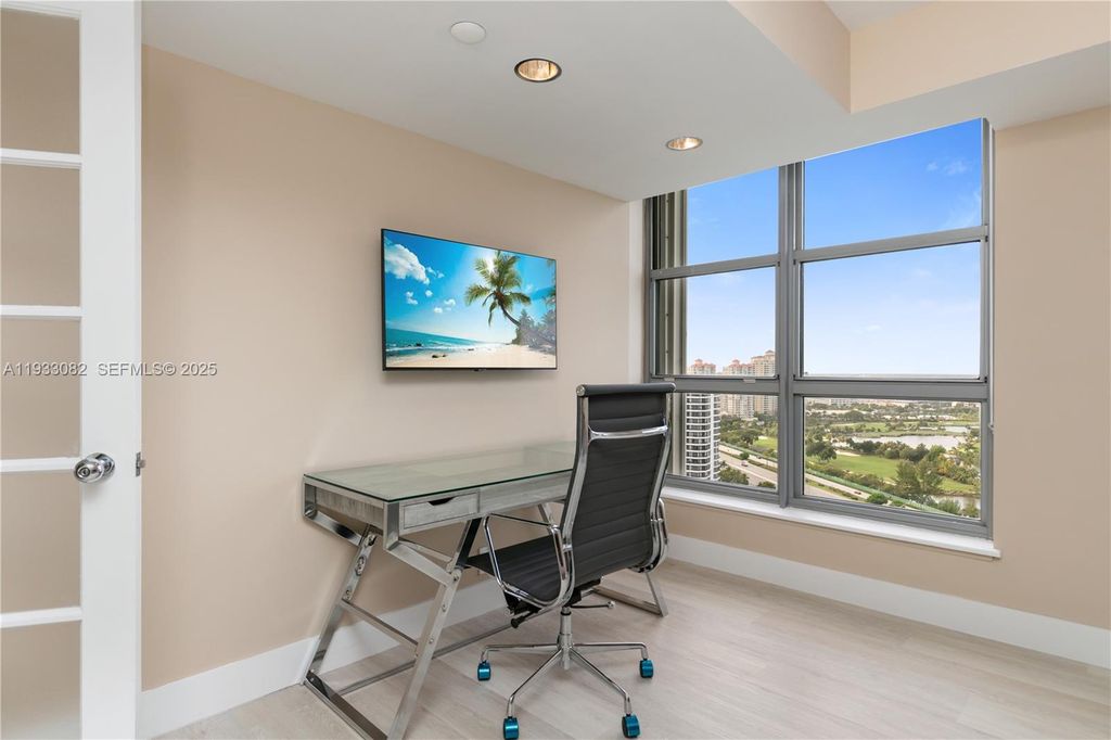 Image 27 of property listing at 3500 Mystic Pointe Dr 2603, Aventura, FL 33180