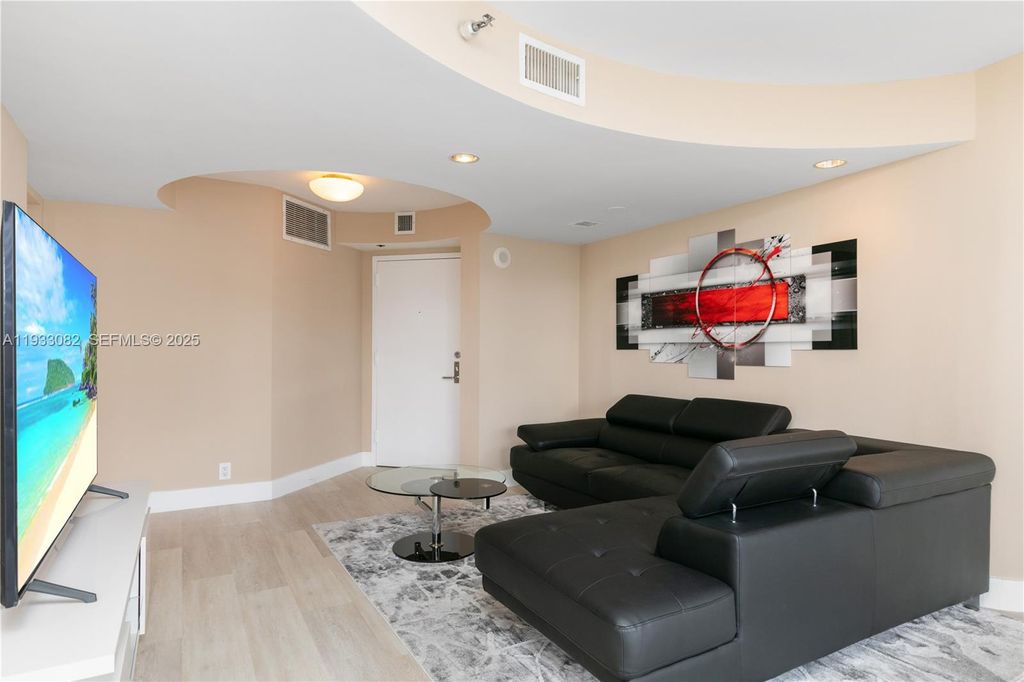 Image 3 of property listing at 3500 Mystic Pointe Dr 2603, Aventura, FL 33180