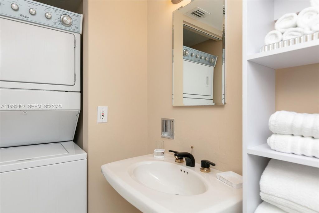 Image 30 of property listing at 3500 Mystic Pointe Dr 2603, Aventura, FL 33180