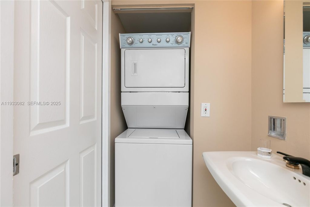 Image 31 of property listing at 3500 Mystic Pointe Dr 2603, Aventura, FL 33180