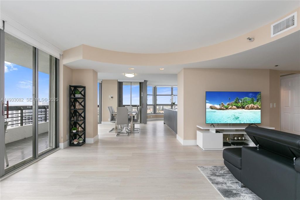 Image 4 of property listing at 3500 Mystic Pointe Dr 2603, Aventura, FL 33180