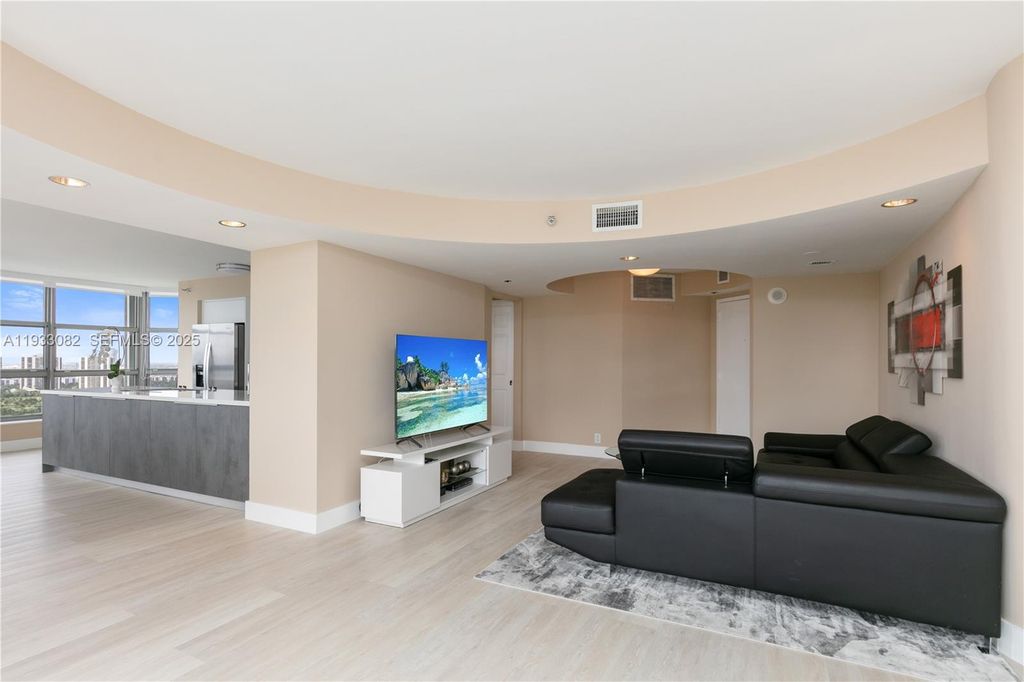 Image 5 of property listing at 3500 Mystic Pointe Dr 2603, Aventura, FL 33180