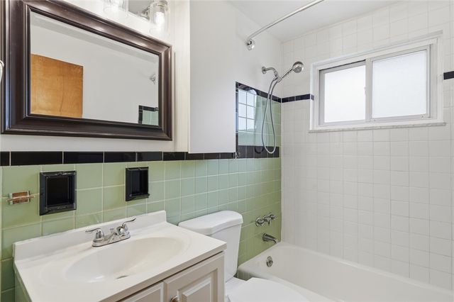 2055 Washington Rd, Upper St Clair, PA 15241