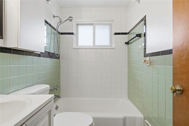 2055 Washington Rd, Upper St Clair, PA 15241