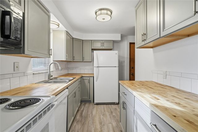 2055 Washington Rd, Upper St Clair, PA 15241