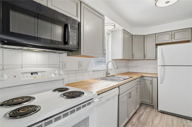 2055 Washington Rd, Upper St Clair, PA 15241