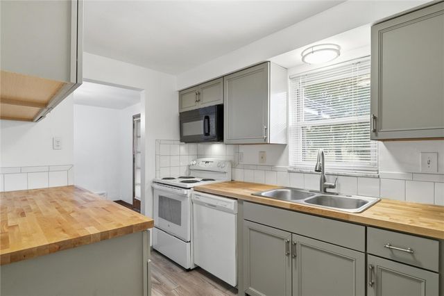 2055 Washington Rd, Upper St Clair, PA 15241