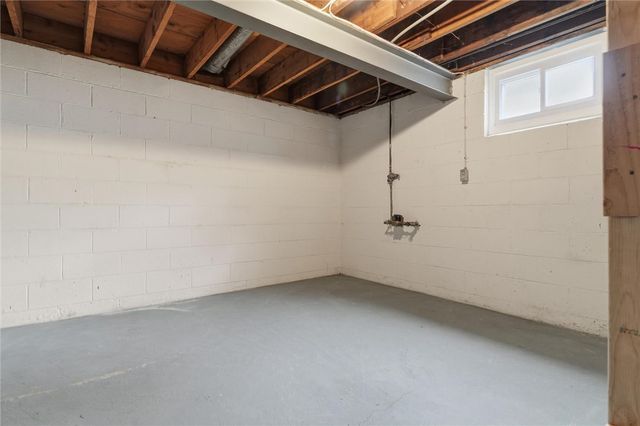 2055 Washington Rd, Upper St Clair, PA 15241