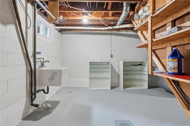 2055 Washington Rd, Upper St Clair, PA 15241