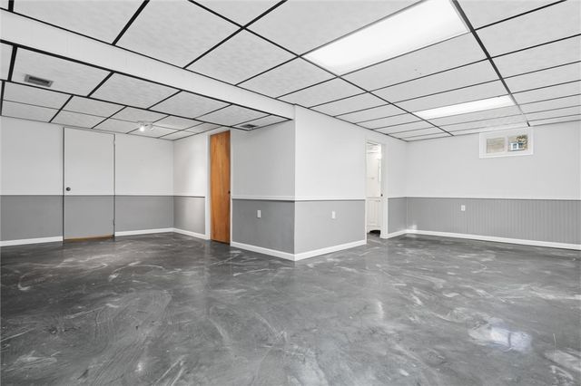 2055 Washington Rd, Upper St Clair, PA 15241