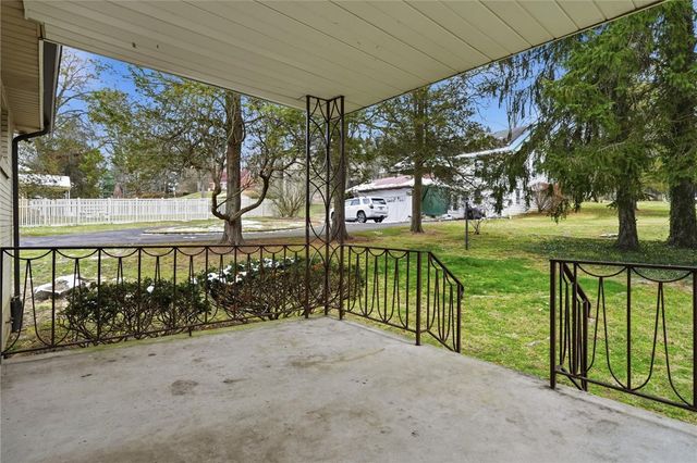 2055 Washington Rd, Upper St Clair, PA 15241