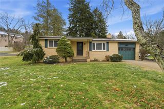 2055 Washington Rd, Upper St Clair, PA 15241