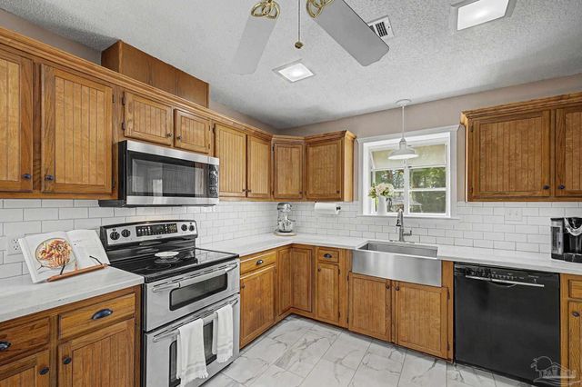 4959 Skipper Ln, Pace, FL 32571