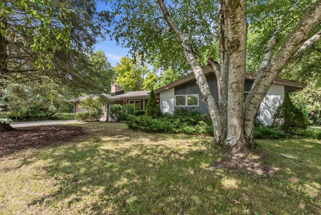 1354 Sylvan WAY, West Bend, WI 53095
