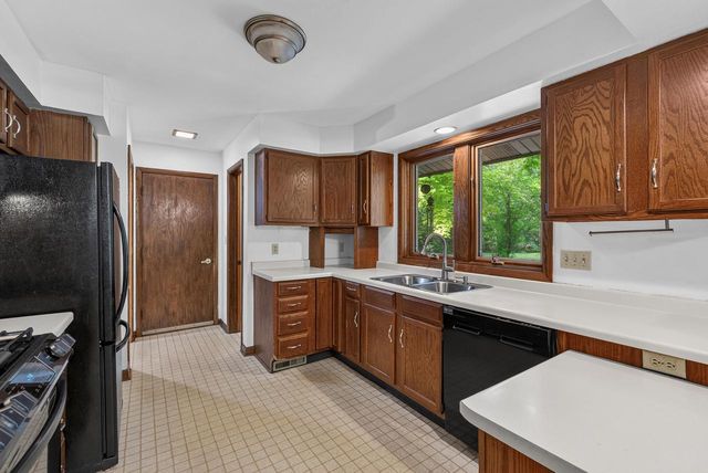 1354 Sylvan WAY, West Bend, WI 53095