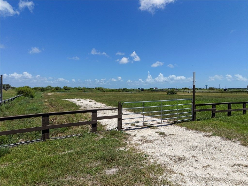 317 Cape Velero Dr, Rockport, TX 78382 — exterior