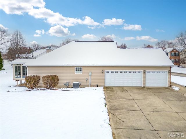 127 Stonebridge Manor Drive, Maryville, IL 62062