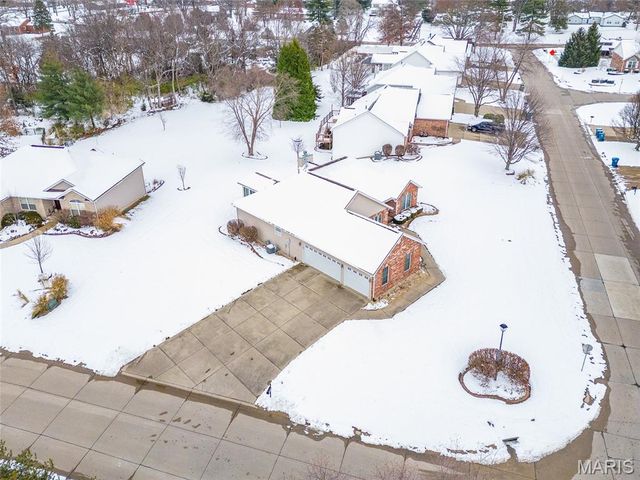 127 Stonebridge Manor Drive, Maryville, IL 62062