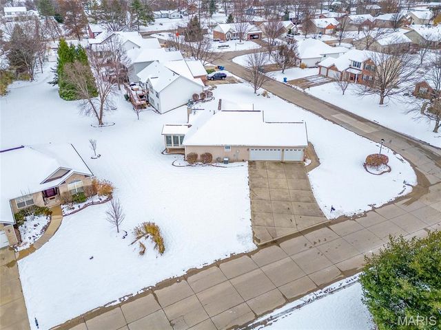 127 Stonebridge Manor Drive, Maryville, IL 62062