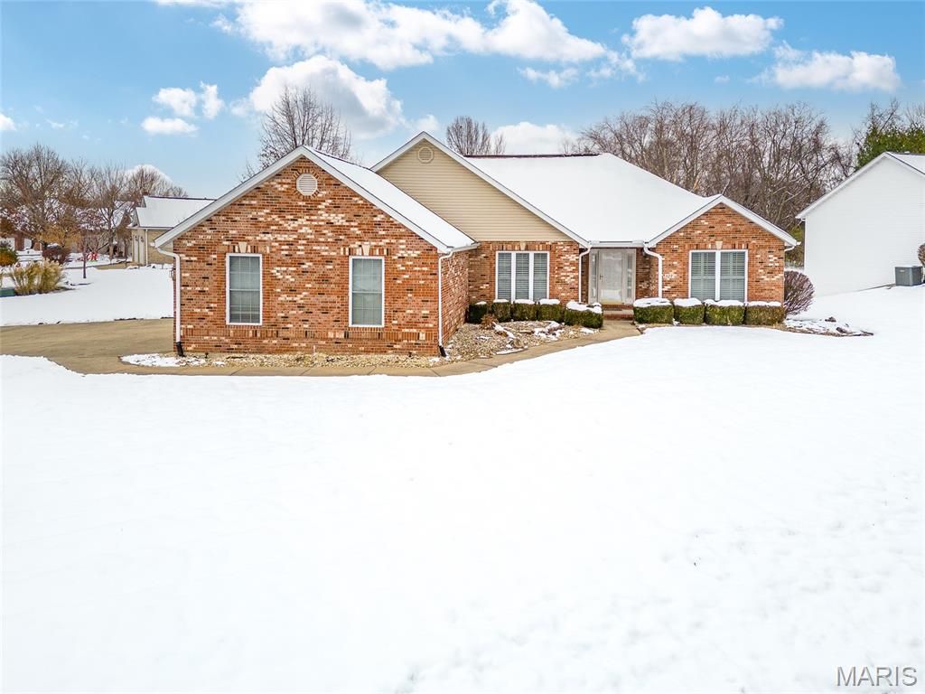 127 Stonebridge Manor Drive, Maryville, IL 62062