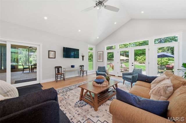 427 Clif Side Drive, Glendale, MO 63122