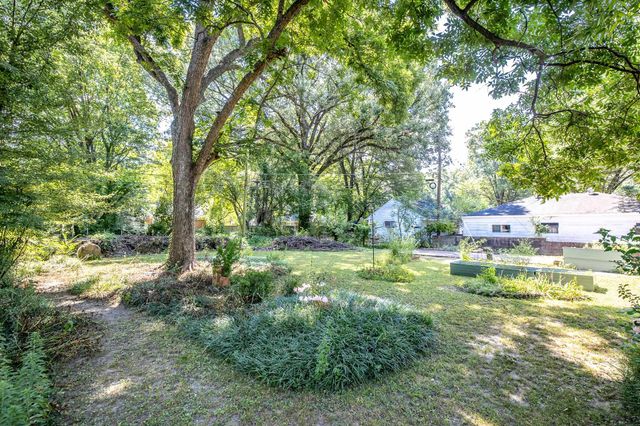 830 COLONIAL RD, Memphis, TN 38117